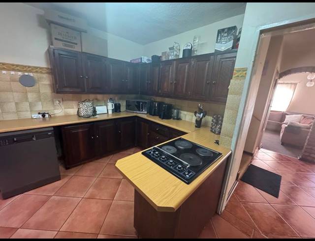 3 BEDROOM TOWNHOUSE FOR SALE IN CLUBVILLE
